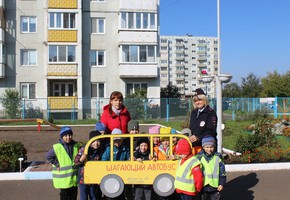 В Шарыпово «Шагающий автобус» провели сотрудники Госавтоинспекции с воспитанниками детского сада «Белоснежка»