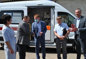 Компания Юнипро подарила Шарыповской городской больнице новый автомобиль скорой помощи