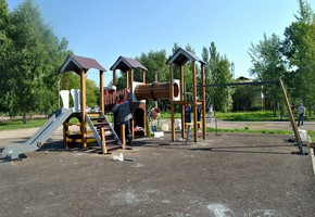 В парке "Белый" возводят новый детский городок
