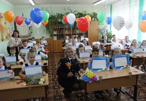 Шарыповские госавтоинспекторы в День знаний поздравили первоклассников с началом нового учебного года