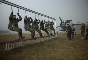 20 участников клуба «Юный десантник» совершили первые прыжки с парашютом