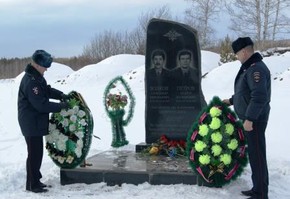 В Шарыпово полицейские почтили память погибших при исполнении служебного долга сотрудников