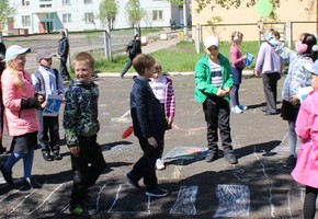 Школьники г. Шарыпово рисуют безопасную дорогу
