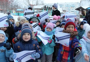 Дорожные полицейские совместно с дошкольниками поддержали интернет – кампанию «Пристегнись, Россия!»
