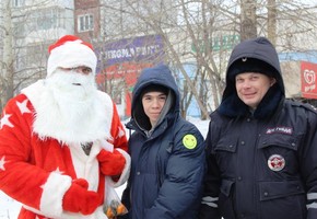 «Патруль Деда Мороза» напомнил пешеходам о важности использования световозвращающих элементов