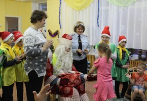 Отряд ЮИД и полицейский Дед Мороз побывали в гостях у воспитанников детского сада