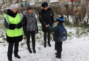 В Шарыпово «Родительский патруль» и госавтоинспекторы сопровождают школьников по маршрутам безопасности после каникул