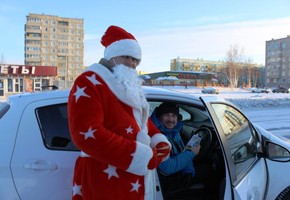В Шарыпово «Патруль Деда Мороза» напомнил  участникам дорожного движения о важности использования световозвращающих элементов