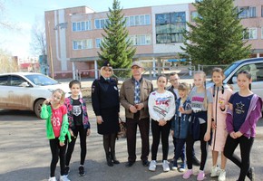 Сотрудники Госавтоинспекции совместно с юными волонтерами поздравили жителей города Шарыпово с Днем Великой победы!