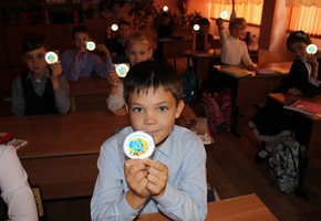 Сотрудники Госавтоинспекции проверяют наличие у детей световозвращающих элементов