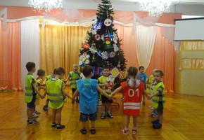 В Шарыпово дорожные полицейские совместно с дошкольниками нарядили «елку безопасности»