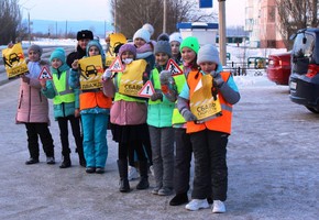 В Шарыпово в «Единый день безопасности» госавтоинспекторы и их юные помощники напомнили водителям и пешеходам о соблюдении ПДД