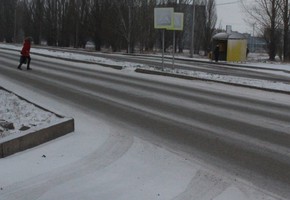 Дорожные полицейские рекомендует в условиях снегопада соблюдать скорость и дистанцию