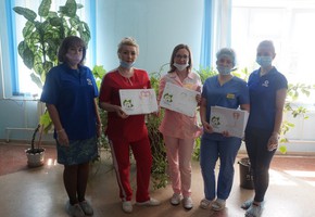 Волонтеры СУЭК передали письма благодарности врачам, борющимся с распространением коронавируса