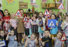 В Шарыпово сотрудники Госавтоинспекции проводят занятия с детьми, используя игровое оборудование