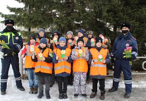 В Шарыпово сотрудники Госавтоинспекции и их юные помощники провели ежегодную поздравительную акцию «Цветы для автоледи»