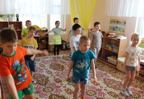 В г. Шарыпово дошкольники закрепляют правила безопасного поведения на дорогах, делая «ПДД зарядку»