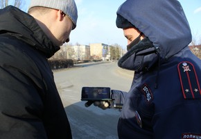 В г. Шарыпово сотрудники Госавтоинспекции напомнили автолюбителям о бдительности при подъезде к пешеходному переходу