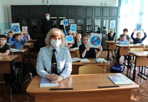 В г. Шарыпово сотрудники Госавтоинспекции в преддверии каникул проводят для школьников «минутки безопасности» по ПДД