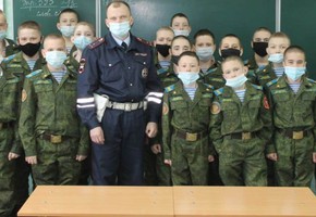 В г. Шарыпово сотрудники Госавтоинспекции встретились с юными офицерами