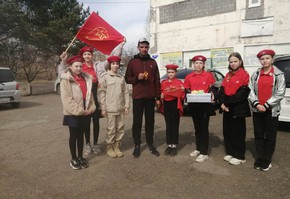 В Шарыпово юнармейцы провели акцию «Георгиевская ленточка»