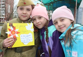 В Шарыпово сотрудники Госавтоинспекции и воспитанники детского сада присоединились к акции «Георгиевская ленточка»