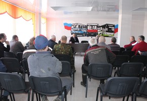 В Шарыпово сотрудники ГИБДД встретились с водителями автотранспортного предприятия, чтобы напомнить о безопасности детей на дорогах