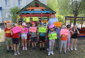 В г. Шарыпово дошкольники напомнили родителям о безопасности детей в автомобилях