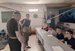 Занятия в клубе юных десантников