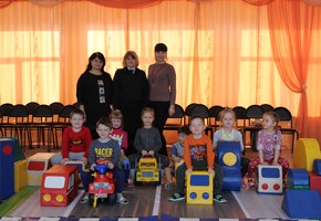 В Шарыпово дошкольники изучают  ПДД с помощью мобильного автогородка