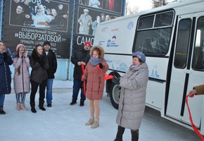 Актеры шарыповского театра получили новый автобус