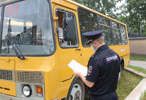В Шарыпове сотрудники Госавтоинспекции проводят инспектирование школьных автобусов