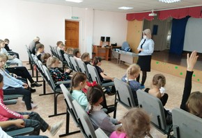 В Шарыпово сотрудники Госавтоинспекции обучают школьников дорожной грамоте