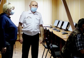 Общественники проверяют, как сдают теоретический экзамен и как ездят начинающие водители в г. Шарыпово