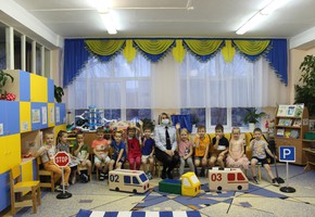 В г. Шарыпово госавтоинспекторы совместно с дошкольниками при помощи эксперимента доказали пользу световозвращателей