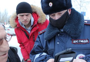 В г. Шарыпово сотрудники Госавтоинспекции напомнили автолюбителям о бдительности при подъезде к пешеходному переходу в период гололеда