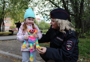 В г. Шарыпово сотрудники ГИБДД и родительский патруль в «Единый день безопасности дорожного движения» провели акцию «Знаток ПДД!»