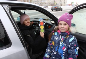 В г. Шарыпово дорожные полицейские вместе с ЮИДовцами провели акцию «Уважаемые водители! Вы же тоже родители!»