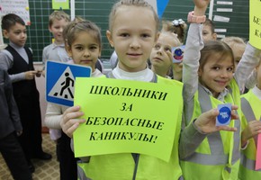 В г. Шарыпово в преддверии новогодних праздников сотрудники Госавтоинспекции для детей организовали акцию «Будь заметен на дороге, всегда!»