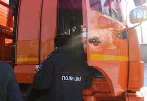 Сотрудники ГИБДД проверяют соблюдение ПДД водителями грузового транспорта