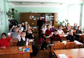 В Шарыпово сотрудники Госавтоинспекции в День зеленого света напоминали школьникам, о разрешающем сигнале светофора