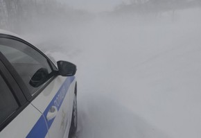 ГИБДД призывает водителей быть особенно внимательными в снегопад и гололед