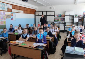 В г. Шарыпово в преддверии школьных каникул сотрудники Госавтоинспекции провели для ребят «минутки безопасности» по безопасности дорожного движени
