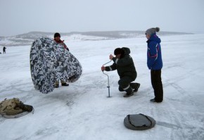 В минувшие выходные на Линевском озере горняки провели соревнование по зимней рыбалке между цехами и участками Березовского разреза.