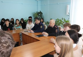 В г. Шарыпово сотрудники полиции провели профилактические лекции для старшеклассников в рамках акции «Твой выбор»